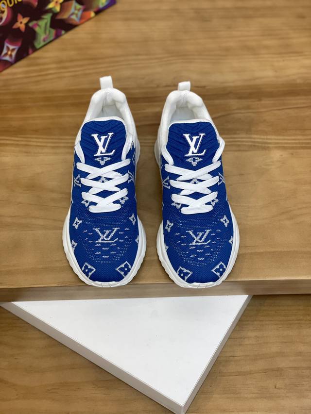 售 价: 商品商标：Lv* 路易威登* 低帮运动鞋 正码码数: 38-44 可订做45.46. 商品材料：鞋面进口透气飞织，透气内里，原版生胶半透明组合大底。